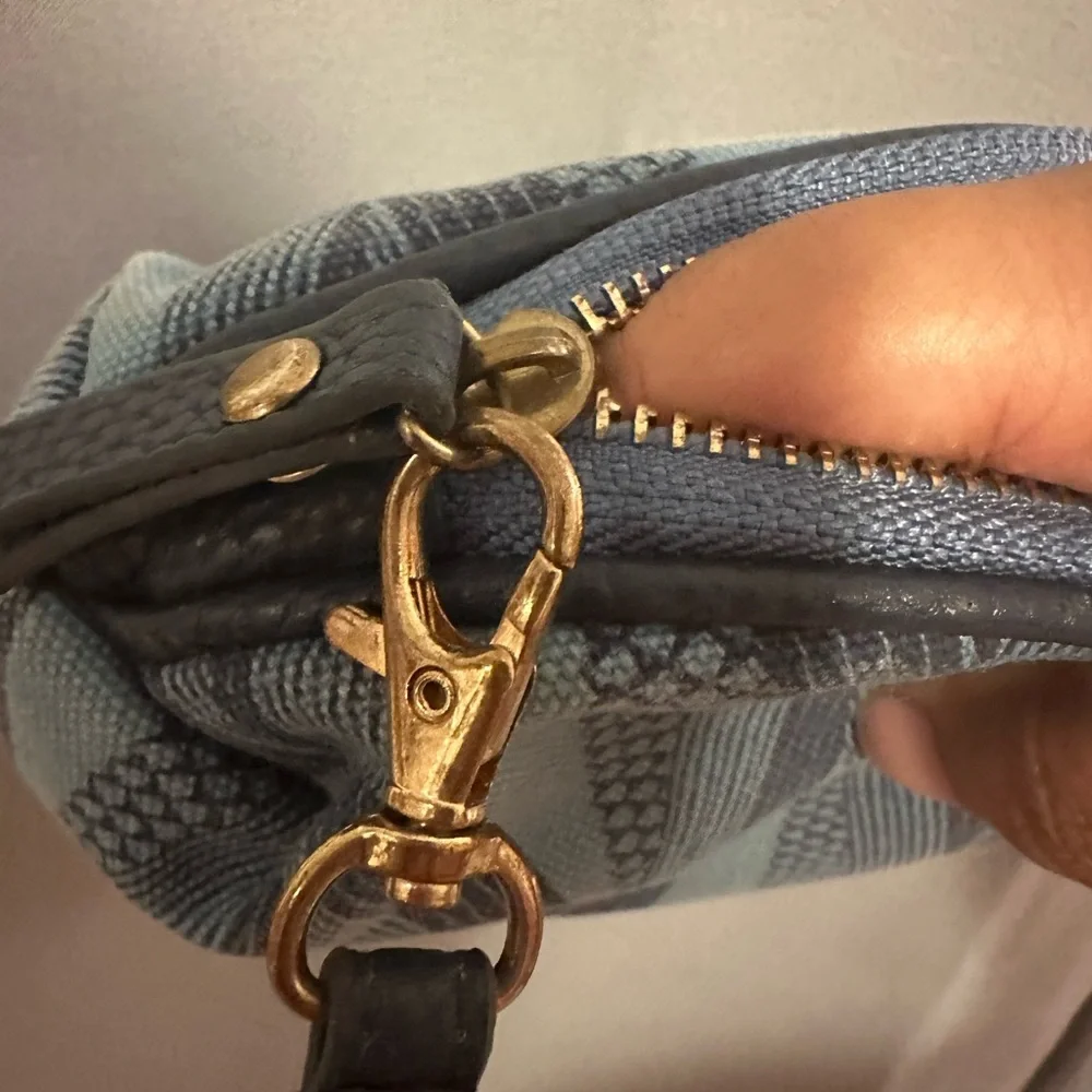 Manaola Blue Wristlet - Picture 6 of 9